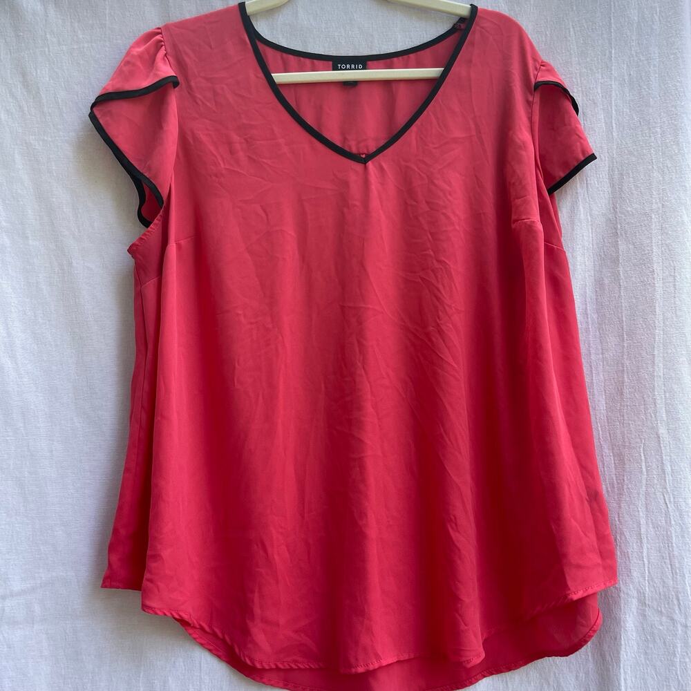 Torrid Size 1 Coral Pink Black Trim Flutter Sleeve Blouse